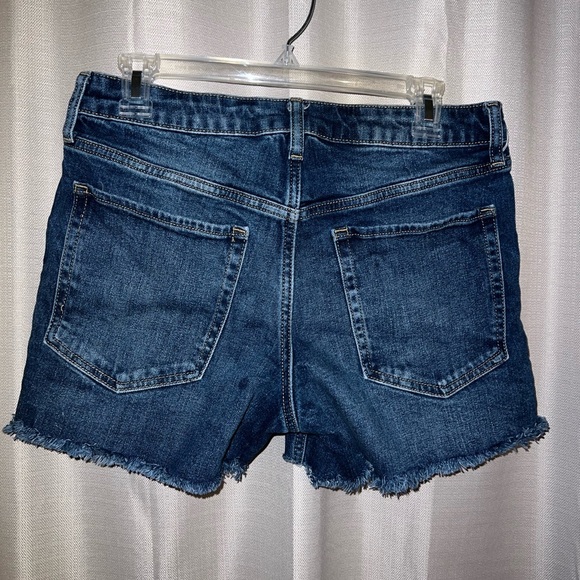 Old Navy O.G. Loose Mid-Rise Jean Cut Off Shorts – Size 8, Frayed Hem - Picture 3 of 3